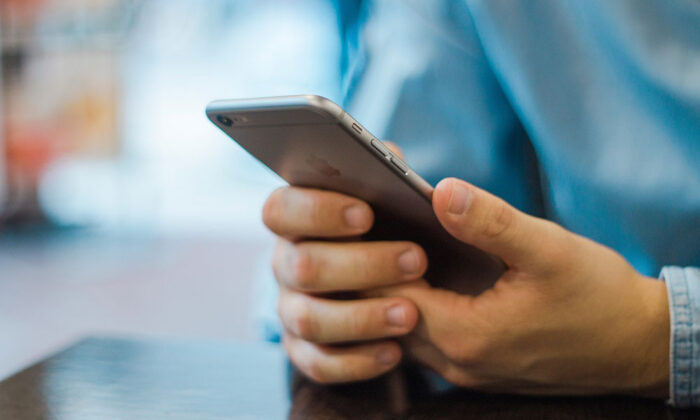 Man holding an iPhone